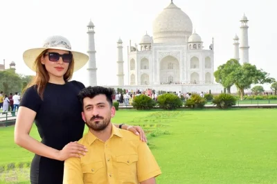 Admirez le lever du soleil sur le taj mahal, explorez les remparts rouges du fort d’agra, savourez un buffet à agra—voiture privée depuis delhi, guide et billets inclus.