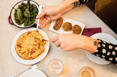 Découvrez barcelone à pied, entre tapas, vermouth et douceurs catalanes dans des bars chargés d’histoire. petit groupe, guide local et ambiance authentique garanties.