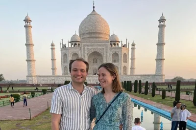 Vivez le lever du soleil au taj mahal, explorez les palais de jaipur et traversez le chaos d’old delhi en rickshaw — voiture privée, guides experts et prise en charge à l’hôtel inclus.