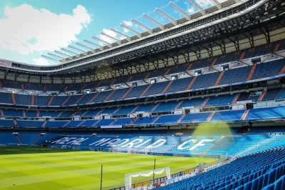 Siente la emoción del real madrid en el santiago bernabéu, descubre su museo, admira trofeos legendarios y escucha historias de un guía local apasionado. opción de grupo reducido disponible.