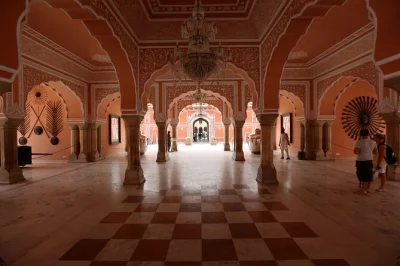 Erlebe die lebhaften märkte delhis, den sonnenaufgang am taj mahal und die königlichen paläste jaipurs auf dieser privaten golden triangle tour mit hoteltransfer und lokalen guides.
