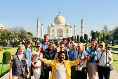 Erlebe den taj mahal hautnah, erkunde die roten mauern von agra fort und genieße ein authentisches mittagessen bei diesem privaten tagesausflug von delhi – mit tickets und abholung inklusive.