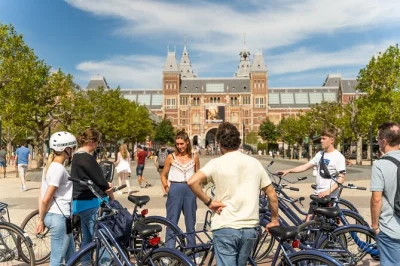 Scopri amsterdam in bici con un tour di gruppo tra canali, vondelpark e jordaan, con guida locale e possibilità di aggiungere un rilassante giro in barca.