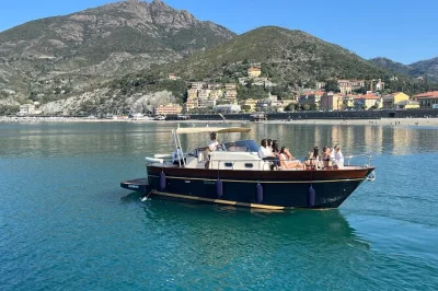 Sinta a brisa enquanto navega pela cinque terre de barco — de monterosso a riomaggiore — com petiscos locais, bebidas e paradas para banho. tour em grupo pequeno com almoço incluído.