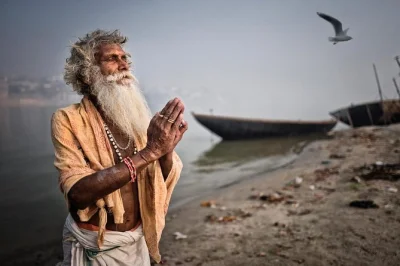 Sinta a energia de varanasi ao nascer do sol—caminhe pelos ghats antigos, tome um chai, veja cerimônias de cremação e descubra templos escondidos com um guia local. inclui água e chá.
