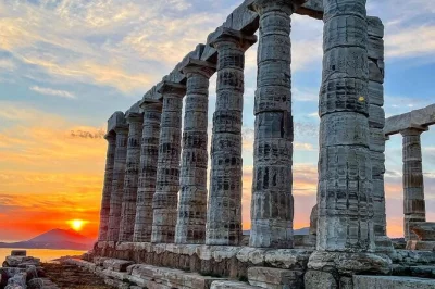 Erlebe den sonnenuntergang am poseidontempel in kap sounion, schwimme an der athener riviera, genieße griechischen eiskaffee und lass dich in einer strandtaverne verwöhnen – inklusive abholung.