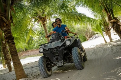Vivi l’emozione a playa maroma con un giro in atv nella giungla e la scelta tra speedboat o waverunner, con pranzo, accesso al beach club e trasferimenti inclusi.
