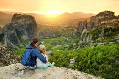 Scopri la magia silenziosa di meteora al tramonto, visita antichi monasteri e esplora grotte di eremiti con una guida in inglese e piccolo gruppo. include pick-up in hotel.