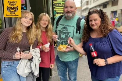 Lima, marché central et chinatown : découvrez 12 snacks péruviens, goûtez chicha morada et terminez par un pisco sour optionnel avec guide local inclus.