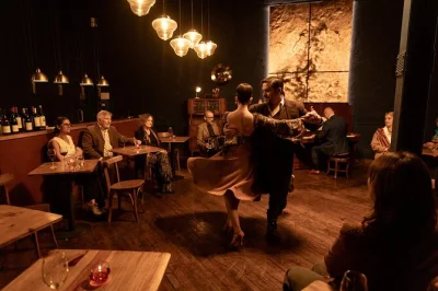Descubre el tango más auténtico de buenos aires en un lugar oculto, con músicos en vivo, asientos cercanos y una copa de vino incluida para una experiencia única.