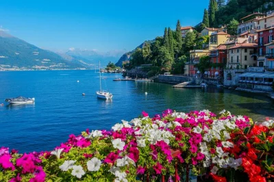 Scivola tra le ville iconiche del lago di como, sorseggia prosecco con snack locali e ascolta le storie del tuo skipper in un rilassante tour in barca condivisa—include bevande e guida.
