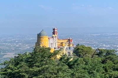Scopri sintra con i suoi palazzi, senti il vento dell’atlantico a cabo da roca e assaggia dolci tipici a cascais, tutto con un tour privato e comodo pickup in hotel.