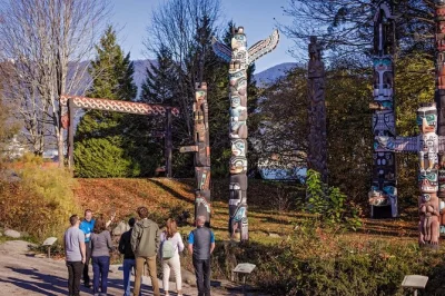 Scopri vancouver con un tour dei suoi luoghi più iconici prima della crociera. visita gastown, stanley park, granville island e english bay con un comodo trasferimento al porto.
