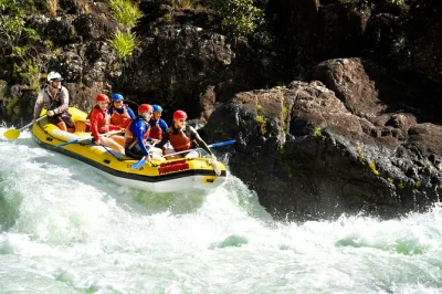 Siente la emoción de los rápidos salvajes del río tully en una excursión de rafting de día completo. incluye equipo completo, guías expertos, traslado desde el hotel y una comida contundente en 