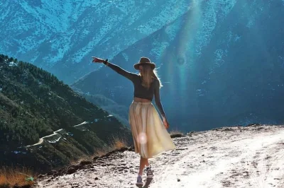 Respirez l’air pur de l’atlas, partagez un repas berbère, randonnez jusqu’aux cascades et chevauchez des chameaux dans le désert d’agafay, avec prise en charge depuis marrakech et guide loca