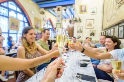 Découvrez barcelone en e-bike, traversez el born, le parc de la ciutadella et barceloneta, puis savourez tapas et vins en petit groupe.