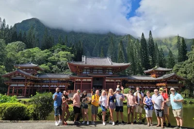 Découvrez le calme du temple byodo-in, savourez des macadamias frais, nagez sous la cascade de waimea. transfert hôtel, entrées et guide local inclus pour une journée complète à oahu.