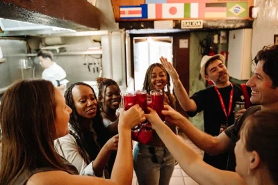 Disfruta una ruta de tapas por las tabernas más antiguas de madrid, con bebidas típicas y relatos de un guía local. cuatro paradas para probar y un paseo por el centro.