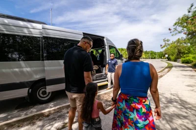 Desde tu llegada en cancún, disfruta un traslado privado en coche con aire acondicionado, snacks, bebidas y conductor local—recogida flexible incluida.