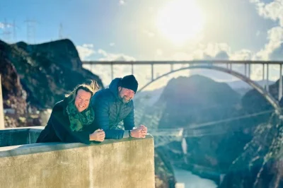 Explore o grand canyon west rim, caminhe pela skywalk e conheça a hoover dam no seu ritmo. inclui transporte privado, almoço e todas as entradas.