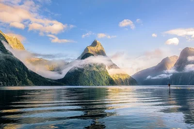 Scopri la natura selvaggia del fiordland con un tour di un giorno in piccolo gruppo a milford sound da queenstown, con crociera boutique, pranzo al sacco e trasferimento dall’hotel inclusi.