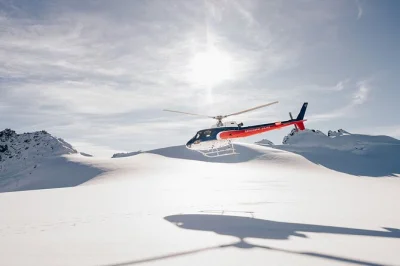 Vivez un vol en hélicoptère de 50 minutes au départ de queenstown, survolant le lac wakatipu et atterrissant sur le glacier jura. transfert inclus avec pilote expert.