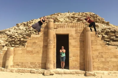 Découvrez les pyramides de memphis et dahchour lors d’une visite guidée d’une demi-journée au départ du caire. transfert hôtel, guide égyptologue, billets d’entrée et anecdotes locales in