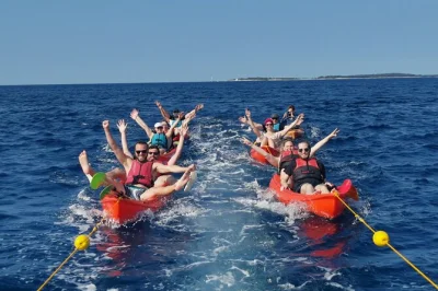 Découvrez la côte sauvage de pula en kayak, plongez dans des eaux limpides, sautez des falaises et explorez des plages cachées lors d’une sortie en petit groupe avec guides locaux.