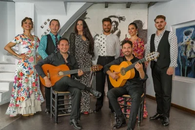 Sinta a energia do palco de flamenco mais antigo de sevilha, em santa cruz, com música ao vivo, dança apaixonada e artistas premiados. inclui entrada para o show.