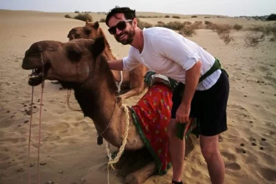 Partez à dos de chameau dans les dunes du rajasthan, découvrez le village de kuldhara, admirez le coucher de soleil et savourez un dîner local. snacks, eau en bouteille et transfert retour inclus.