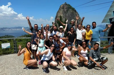 Descubre río de janeiro en un tour de día completo con cristo redentor, pan de azúcar, escalera selarón, almuerzo churrasco y entradas incluidas.