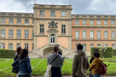 Inizia il tuo tour a piedi di stoccarda da königstrasse con una guida che racconta i lati più curiosi della città. visita schlossplatz, palazzi vecchi e nuovi, il municipio. accessibile in sedia a 