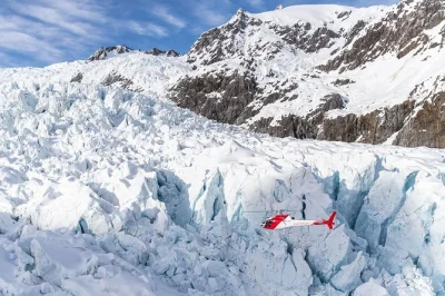 Siente la emoción de volar sobre los glaciares franz josef y fox, aterrizar en campos de nieve pura y capturar fotos increíbles en este tour en helicóptero de 35 minutos con aterrizaje en el glacia