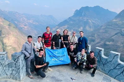 Scopri il ha giang loop in moto con un piccolo gruppo, esplora la grotta di lung khuy, naviga sul fiume nho que e dormi in homestay nei villaggi locali. guida, pick-up e pasti inclusi.