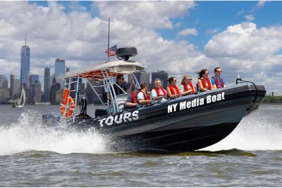 Découvrez new york depuis l'eau avec une croisière à manhattan. approchez la statue de la liberté, le pont de brooklyn, et bien plus, avec un capitaine local et des pauses photos.