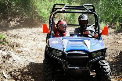 Explore palampur em um tour de atv pelo circuito de 3km entre plantações de chá, florestas e pomares. diversão off-road para toda a família perto de dharamshala.