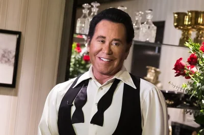 Viva a nostalgia com wayne newton ao vivo no flamingo las vegas. ouça suas histórias, músicas e risadas de perto. inclui ingressos, taxas e opção de meet & greet.
