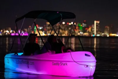 San diego bay bei nacht erleben: private tretboote mit musik, neonlichtern und kuscheligen decken. sicher und flexibel buchbar.