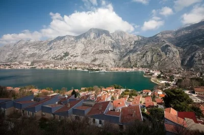 Erlebe die adriaküste bei einer kleingruppentour von dubrovnik zur bucht von kotor mit stopps in perast und einer optionalen bootsfahrt zur kirche unserer lieben frau auf den felsen. inklusive abholu