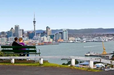 Erlebe auckland hautnah: Überquere die harbour bridge, schlendere am strand von devonport und genieße die aussicht vom mt victoria – inklusive abholung und lokalem guide.