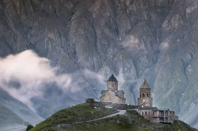 Reserve um passeio privado de um dia saindo de tbilisi para a fortaleza de ananuri, lago zhinvali, estação de esqui de gudauri e caminhada até a igreja da santíssima trindade em gergeti, perto do 
