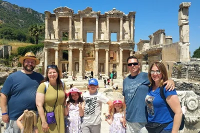 Erlebe eine private ephesus-tour ab kusadasi hafen mit guide, mittagessen und shopping. inkl. artemis-tempel, caravanserai, skip-the-line und flexiblen zeiten.