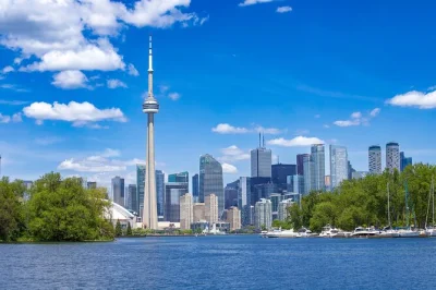 Descubre el skyline de toronto desde el agua en un paseo por el puerto con narración en vivo. disfruta de la cn tower, rogers centre y las lagunas isleñas. incluye capitán, tripulación y anécdota