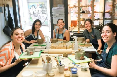 Découvrez un atelier de céramique à barcelone, façonnez votre pot en argile avec des artisans locaux. tout le matériel, tabliers et cuisson au four inclus.