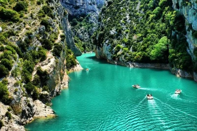Descubra a beleza selvagem da provence no passeio de 1 dia pelas gorges du verdon saindo de nice—visite vilarejos medievais, conheça o lago sainte-croix e viaje com guia local e transporte incluso.