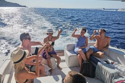 Tour en barco a capri desde sorrento con grupo reducido, paradas para nadar, grutas verde y blanca, farallones y limoncello casero. incluye bebidas y equipo de snorkel.