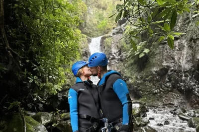 Vivi l’emozione del canyoning nelle valli selvagge di madeira, con attrezzatura completa, snack e foto incluse. avventura guidata di mezza giornata per principianti. prenota ora il tuo posto.