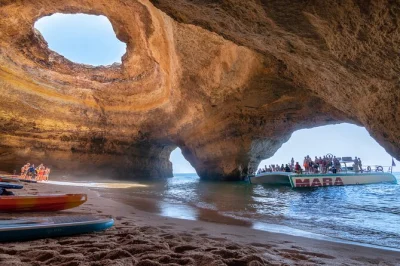 Disfruta la brisa en la costa del algarve con un paseo en catamarán hasta las cuevas de benagil, con comentarios en vivo, parada para nadar y una copa de champagne antes de regresar.