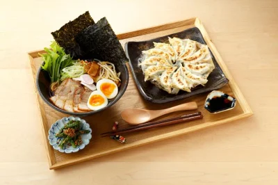 Découvrez la chaleur d’une cuisine tokyoïte en préparant ramen et gyoza maison, flânez dans un supermarché du quartier et partagez des moments conviviaux avec une chef japonaise. visite de marc