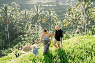Scopri ubud: scimmie nella foresta, le terrazze verdi di tegalalang, le sorgenti sacre di tirta empul e la cascata di tegenungan. include pick-up e pranzo.